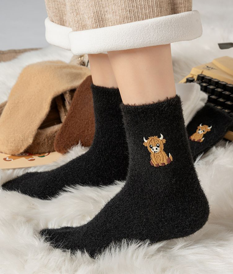 🎁Neujahrs-Sonderangebot für 9,99 £!!⚡1 kaufen, 3 Paar erhalten⚡Über 50.000 verkauft!💖Kuschelige, warme Plüschsocken für Damen mit niedlicher Highland-Cow-Stickerei